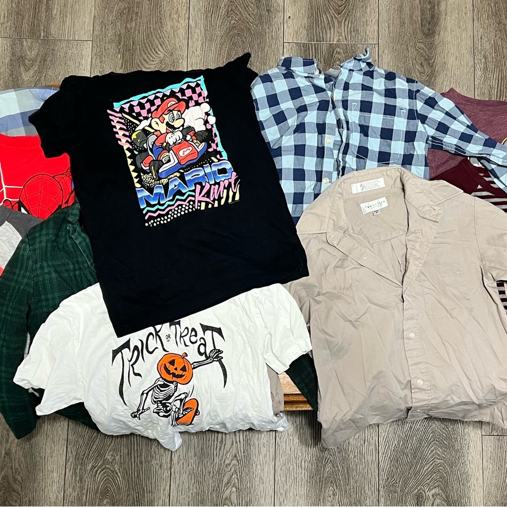 Boy's 30 pieces Sizes 7/8-8-10/12-M-XL shirt, graphic tees, long sleeves, casual